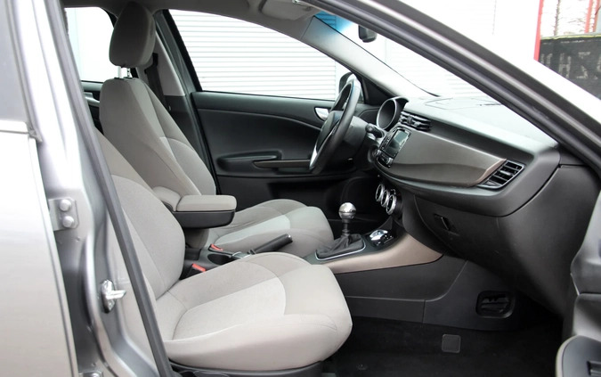Alfa Romeo Giulietta cena 28900 przebieg: 143961, rok produkcji 2016 z Biała małe 379